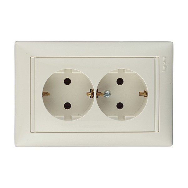 Розетка с рамкой Legrand Valena 695616 двойная скрытая установка слоновая кость с заземлением