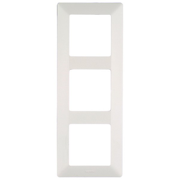 Рамка Legrand Valena LIFE 754003 трехместная универсальная белая